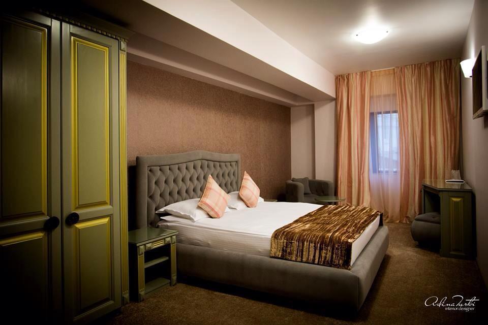 Hotel Rais Târgu Jiu Extérieur photo